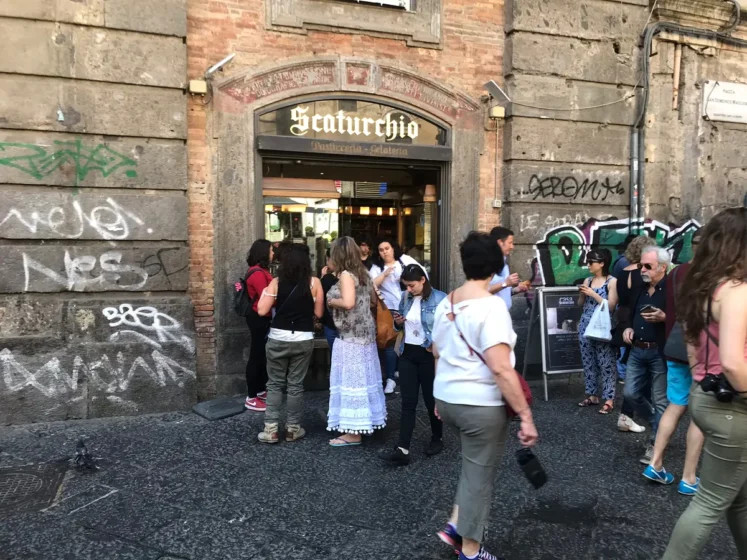 Rua movimentada no centro histórico de Nápoles