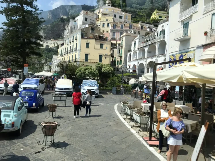 Centro de Amalfi na Costa Amalfitana, Itália
