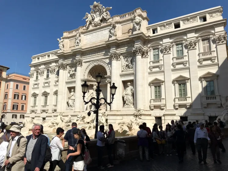 Fontana di Trevi no centro histórico de Roma