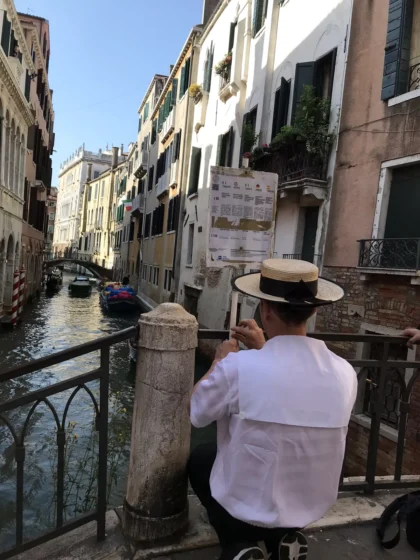 Canal com gôndola no centro histórico de Veneza