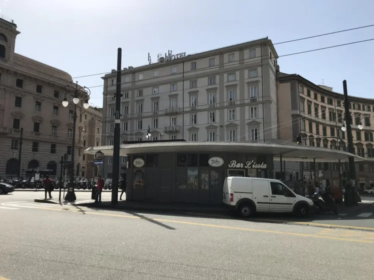 Hotel em Gênova próximo ao transporte público, exemplo de localização para hospedagem na Itália