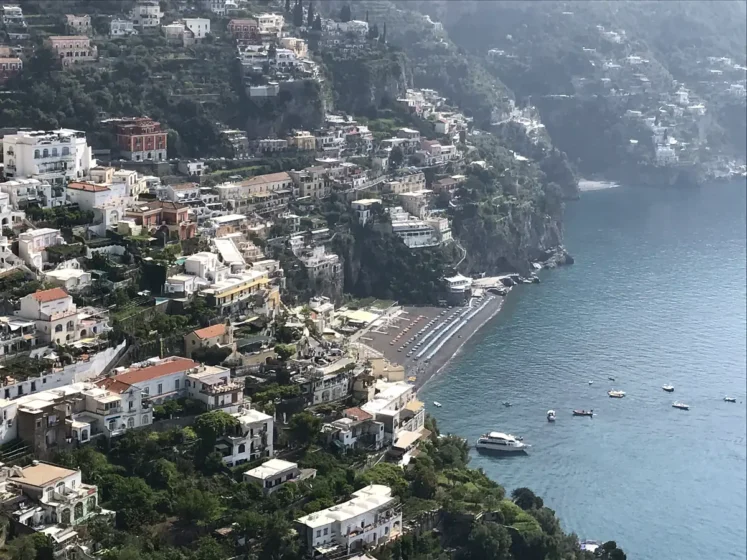 Vista de Positano na Costa Amalfitana com casas na encosta e mar