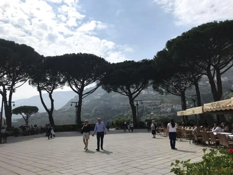 Praça arborizada em Ravello com montanhas da Costa Amalfitana ao fundo