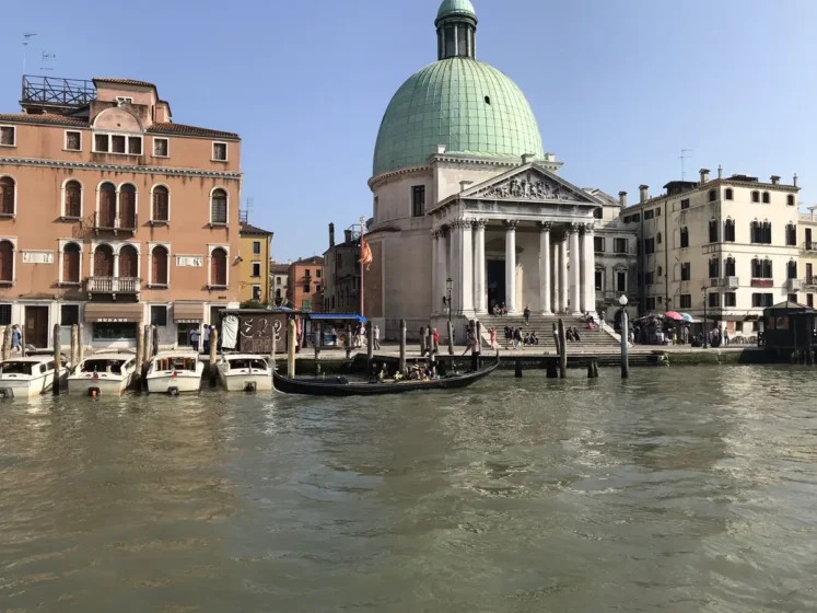 Canal de Veneza com gôndola, Itália
