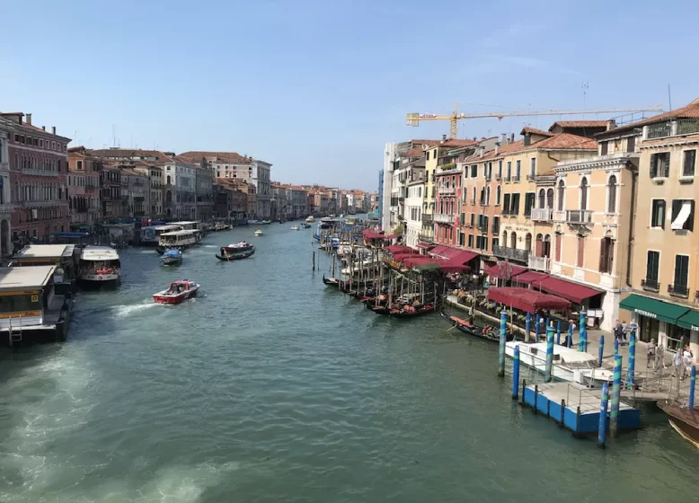 Vista aérea do Canal Grande com fluxo de Vaporettos e Gôndolas, Veneza - Itália