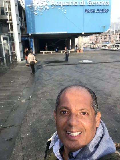 Antonio Luiz Barbosa no Porto Antico de Gênova durante viagem pela Ligúria