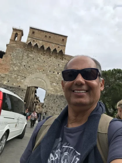 Autor chegando ao Portal medieval de San Gimignano na Toscana