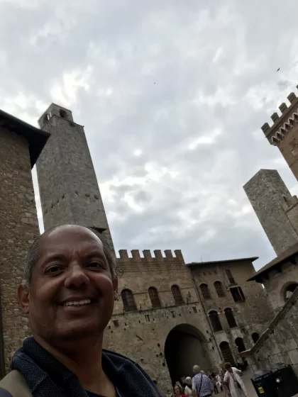 Autor em San Gimignano durante viagem pela Toscana