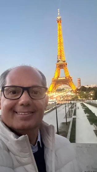 Antonio Barbosa em Paris durante viagem pela França