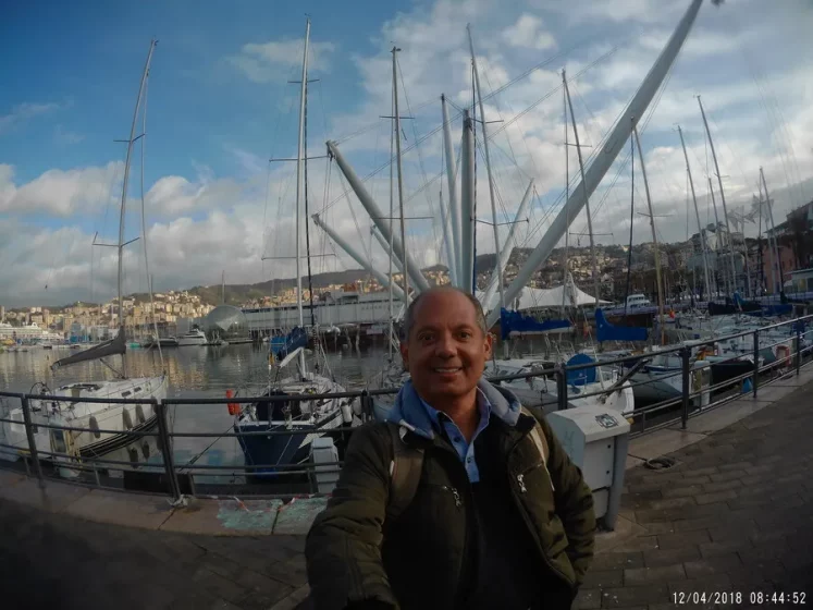 Exemplo do que fazer na Ligúria, vista panorâmica do porto de Gênova, na Riviera Italiana, com marina de barcos ao fundo.