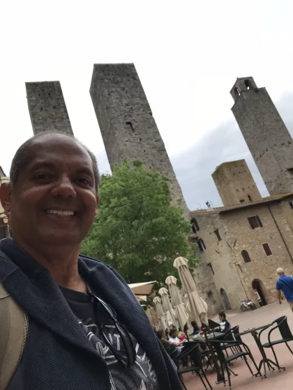 Autor diante das torres medievais de San Gimignano