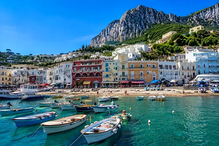 Marina Grande em Capri com barcos e construções junto ao mar