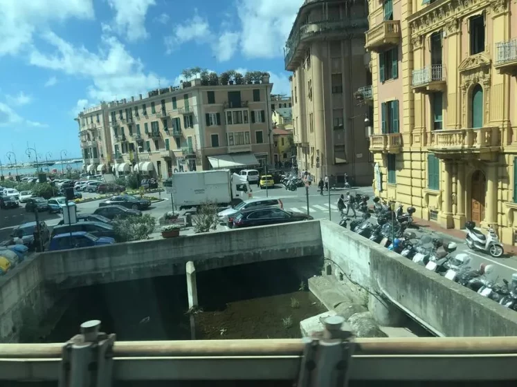 Movimento urbano próximo ao centro histórico de Rapallo, na Riviera Ligure