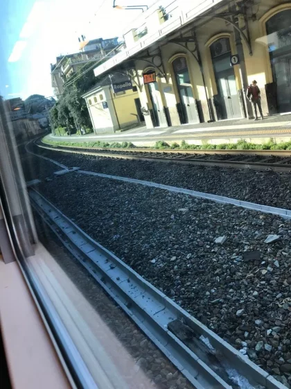 Estação ferroviária de Rapallo na Ligúria vista a partir do trem