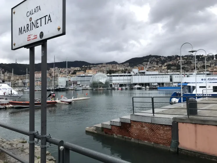 Porto de Gênova visto da Calata Marinetta na Ligúria, Itália
