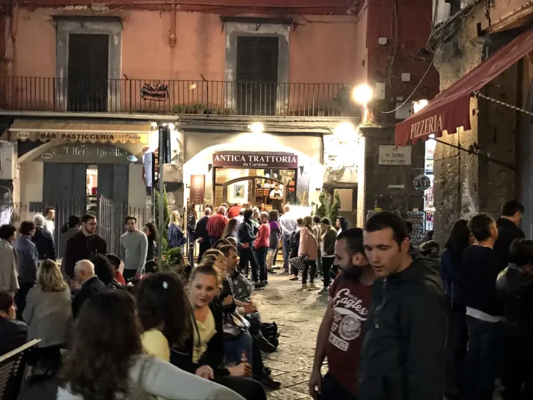 Movimento noturno em rua de Nápoles na região da Campânia