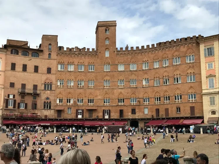 Piazza del Campo no centro histórico de Siena, Toscana.
