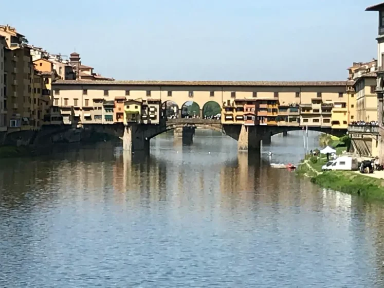 Ponte Vecchio sobre o rio Arno em Florença, Toscana.