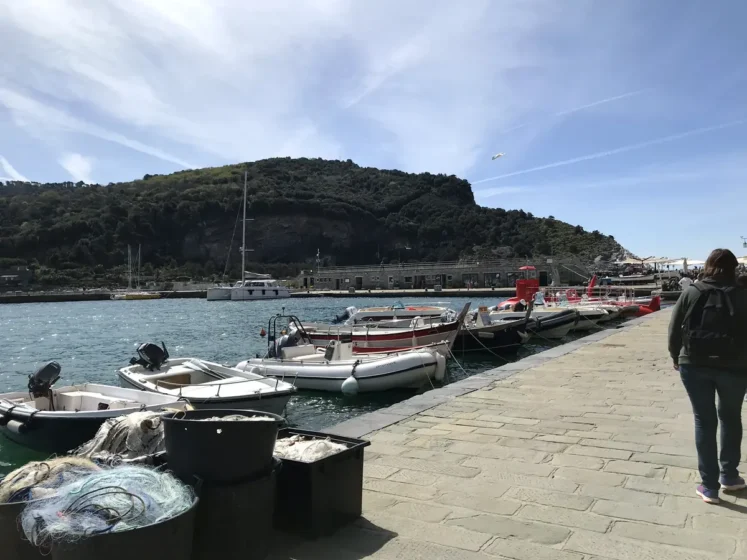 Porto de Portovenere com barcos na Ligúria, Itália