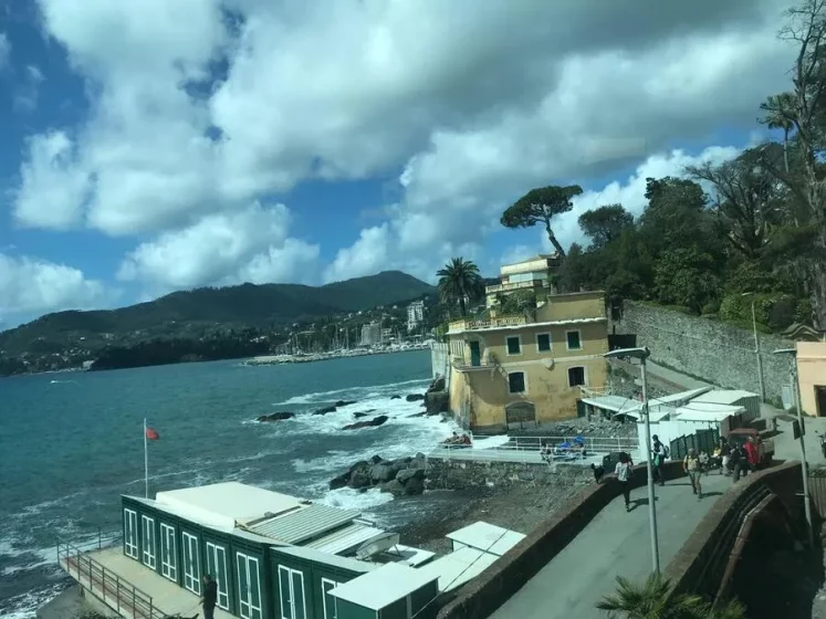 Vista da orla de Rapallo durante a chegada à cidade pela Riviera Ligure.