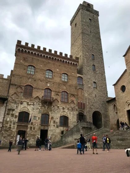 Torre medieval no centro histórico de San Gimignano, Toscana.