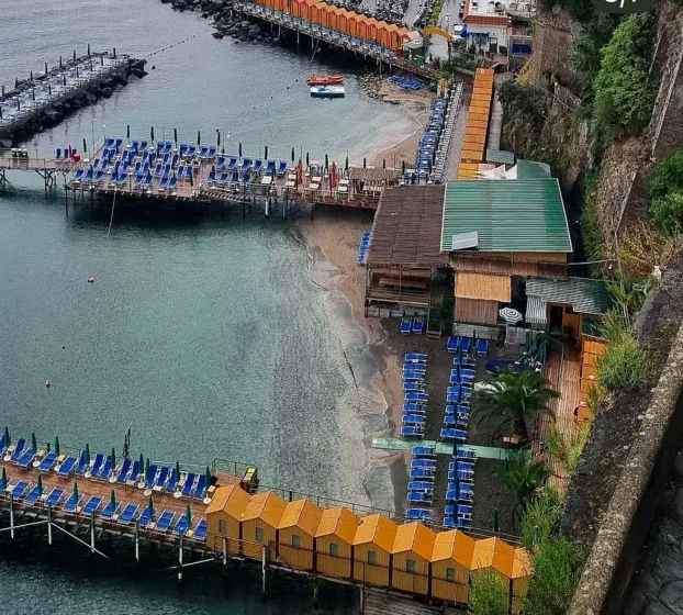 Vista da praia e estruturas à beira-mar em Sorrento, Campânia