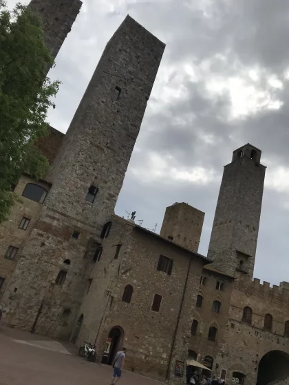 Torres medievais de San Gimignano vistas da Piazza del Duomo