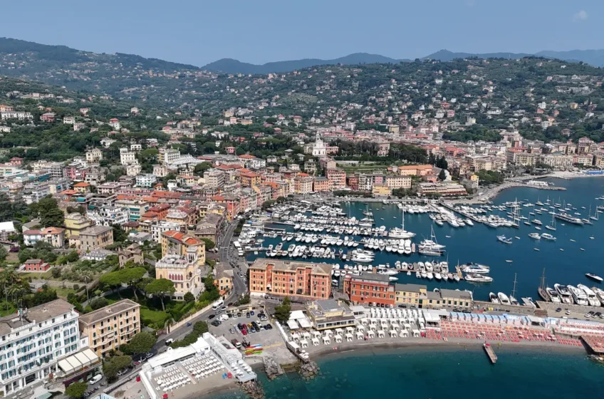 Vista aérea de Santa Margherita Ligure e do Mar da Ligúria