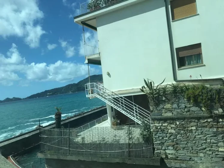 Vista costeira de Rapallo com o mar da Riviera Ligure ao fundo