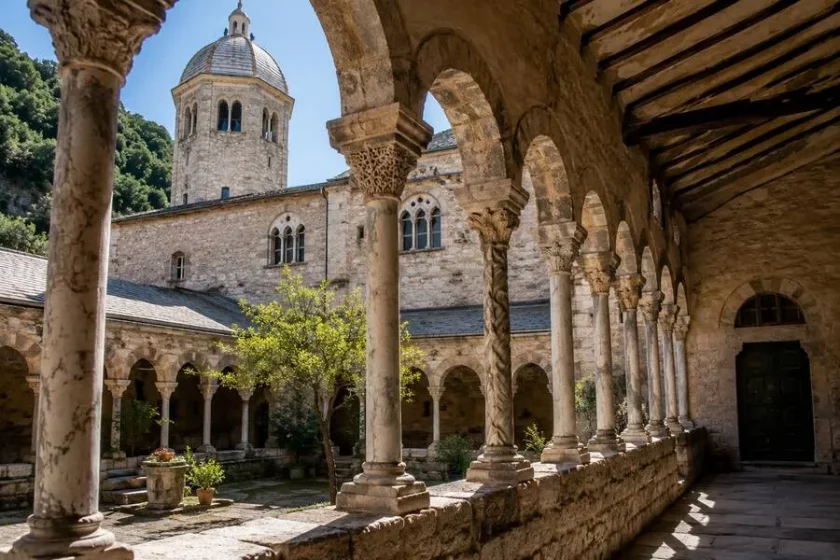 Claustro medieval da Abadia de San Fruttuoso