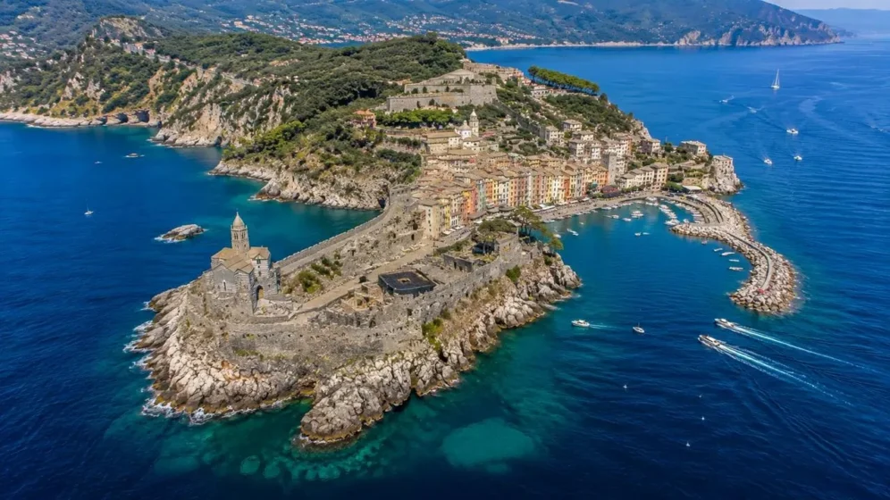 Vista aérea de Portovenere e da Igreja de San Pietro, Ligúria