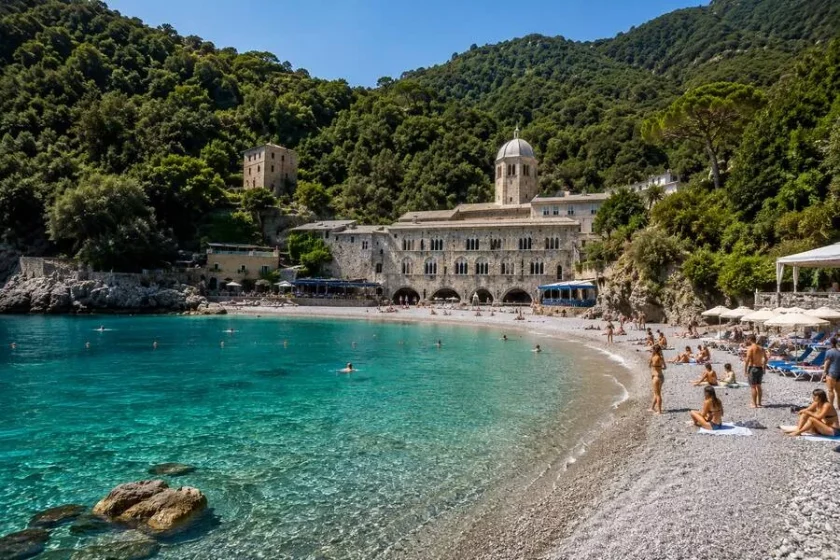 Praia de San Fruttuoso com águas cristalinas