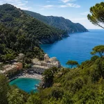 Vista da Abadia de San Fruttuoso entre as montanhas e o Mediterrâneo
